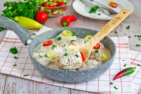 Тушкована куряча грудка на сковороді