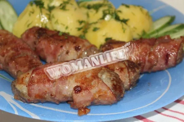 Сосиски Cevapcici, загорнуті в бекон