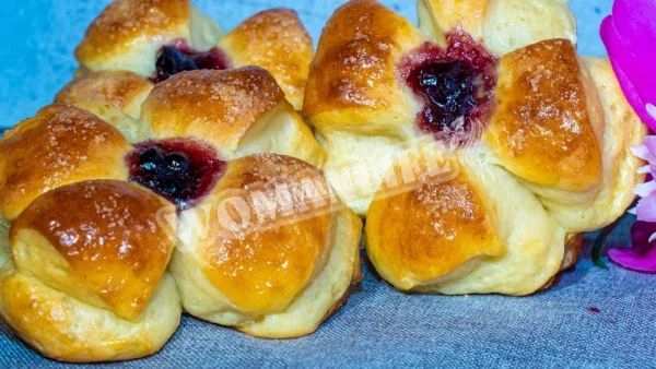 Сирні булочки з вишневою начинкою та ваніллю
