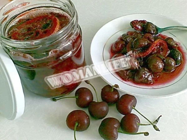 Вишневе варення з часточками лимона на зиму