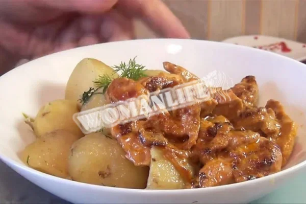 Смажене куряче філе в сметані з майонезом, цибулею і часником