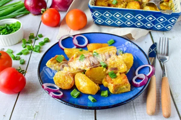 Свинина, запечена з картоплею в духовці