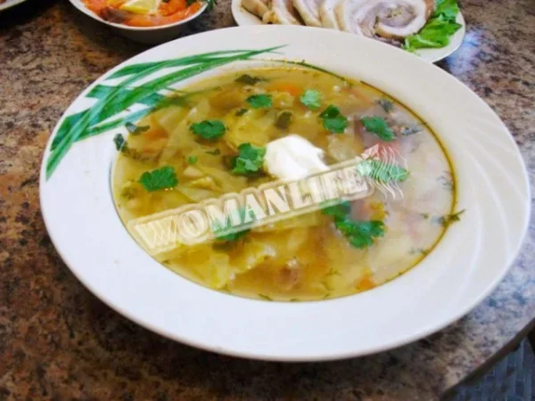 Щі без моркви з помідорами, капустою, картоплею і м'ясом