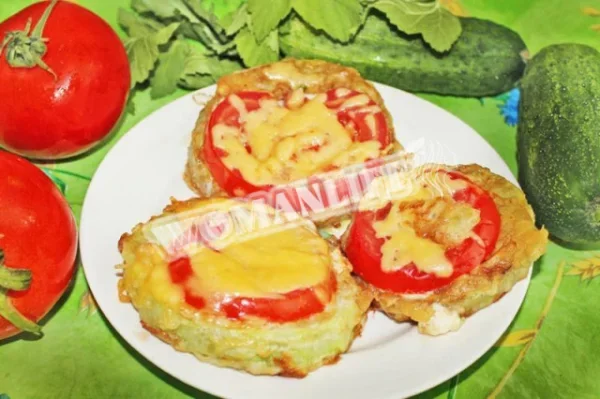 Смажені кабачки з копченою ковбасою