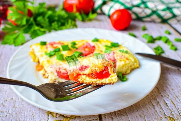 Омлет з помідорами і сиром на сковороді