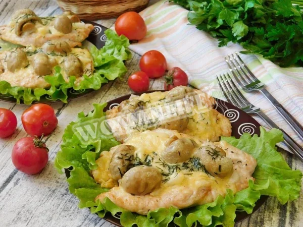 Консервовані шампіньйони з курячим філе і твердим сиром