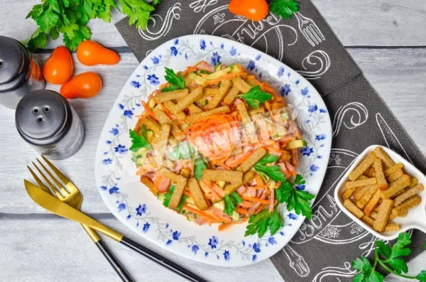 Салат з корейською морквою і грінками