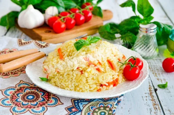 Плов пісний з овочами, морквою та цибулею на сковороді