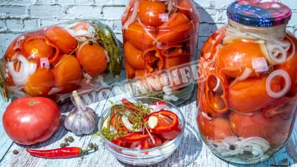Мариновані помідори на зиму з цибулею і болгарським перцем