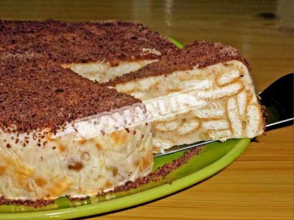 Сметанний банановий торт без випічки з шоколадом