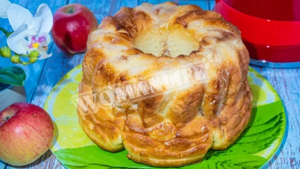 Яблучний дріжджовий пиріг з молоком і корицею