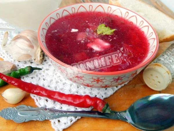 Борщ з куркою, буряком і томатною пастою
