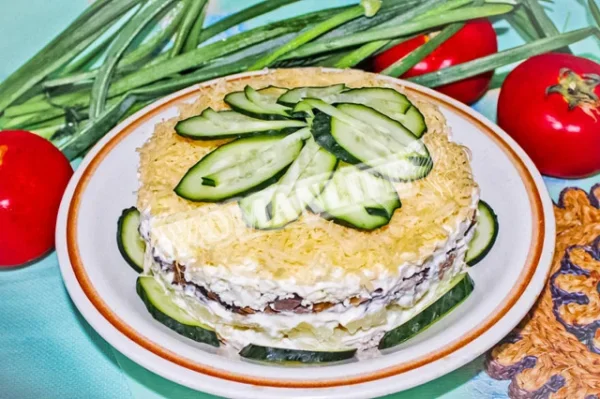 Салат Венеція з куркою і чорносливом