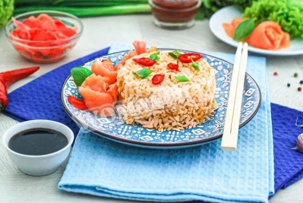 Рис з соєвим соусом на сковороді