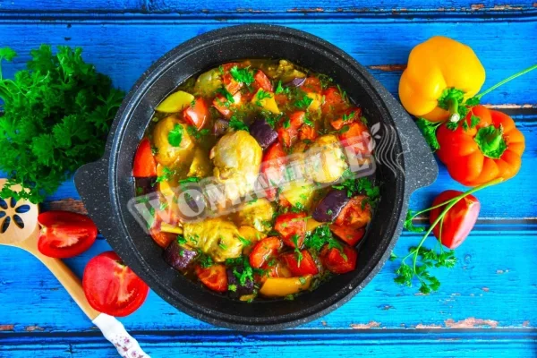 Курка з овочами і картоплею в казані