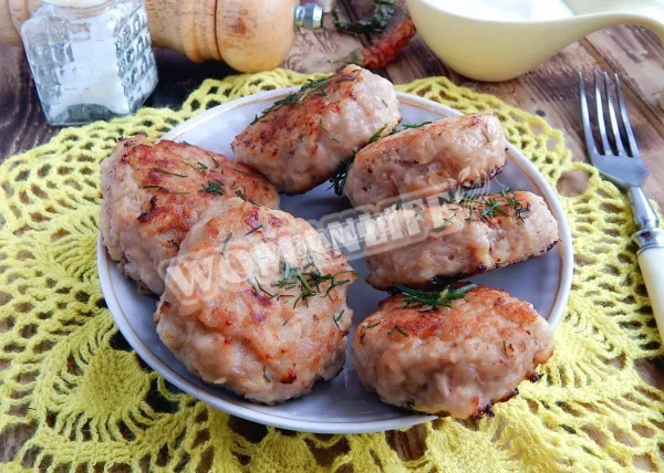 Котлети з яловичого фаршу з яйцями в духовці