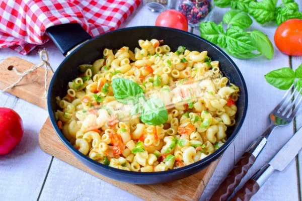 Тушковані макарони на сковороді