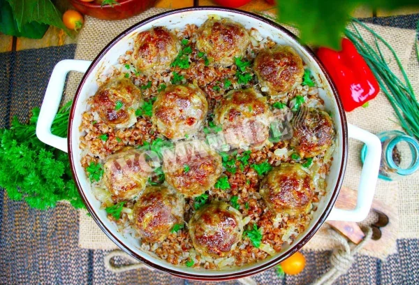 Гречка з фрикадельками в духовці