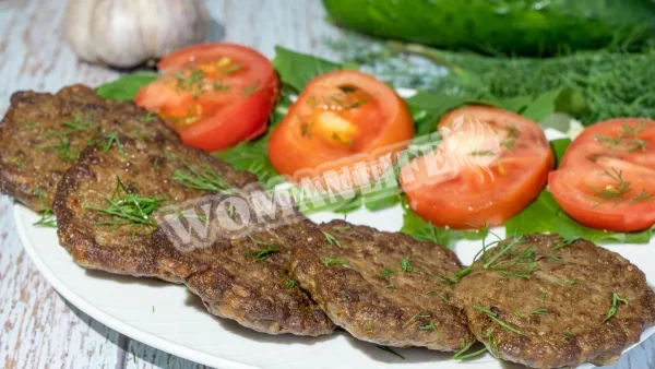 Оладки з яловичої печінки з цибулею і рисом зі сметаною