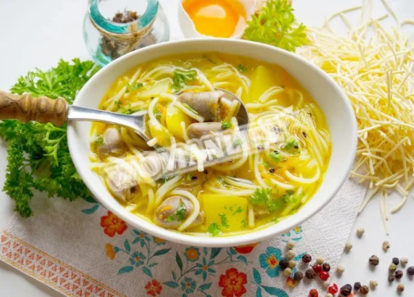 Суп з курячими сердечками, локшиною і картоплею