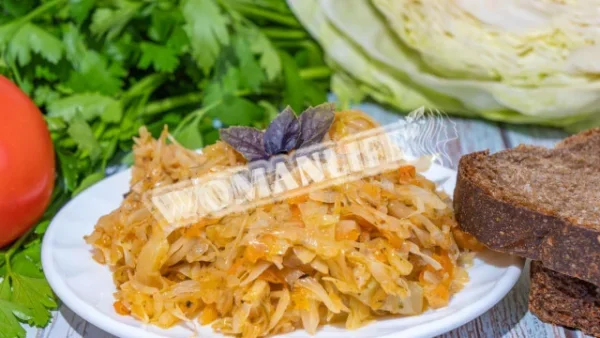 Капуста з морквою і цибулею на сковороді