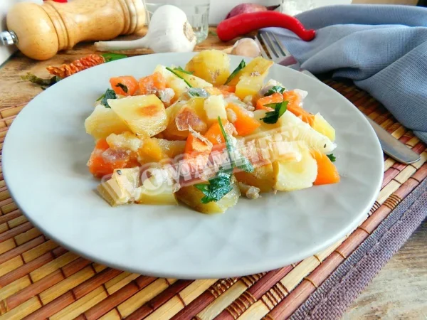 Запечена картопля з овочами в духовці