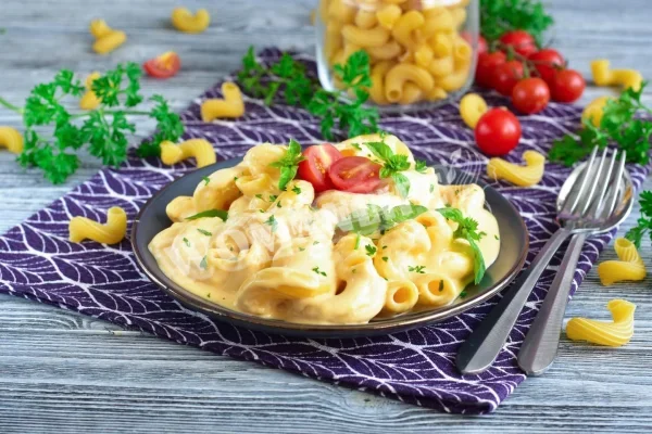 Макарони зі сметаною і сиром на сковороді