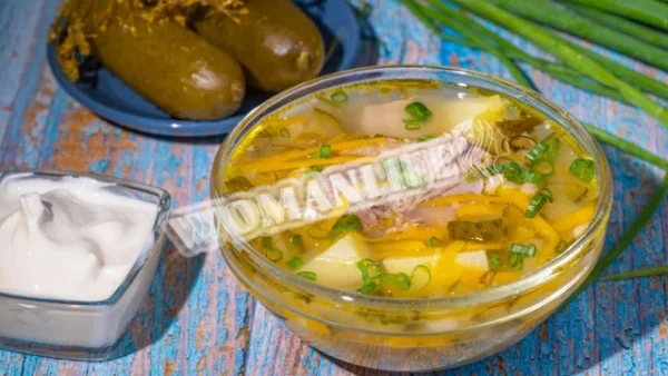 Розсольник з яловичиною та ячменем з солоними огірками