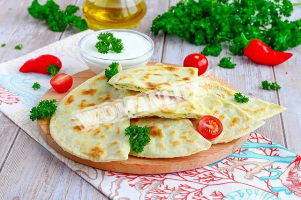 Тонкі коржі на сковороді з тіста з начинкою