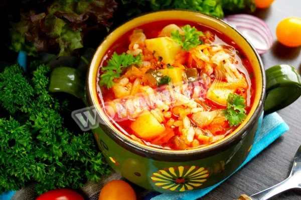Розсольник з маринованими огірками, рисом і капустою