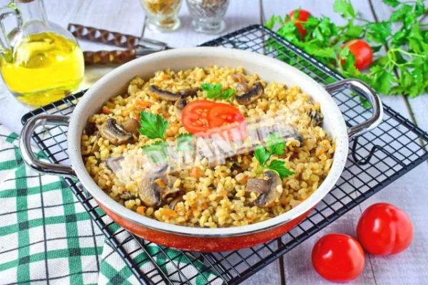 Булгур з грибами і цибулею на сковороді