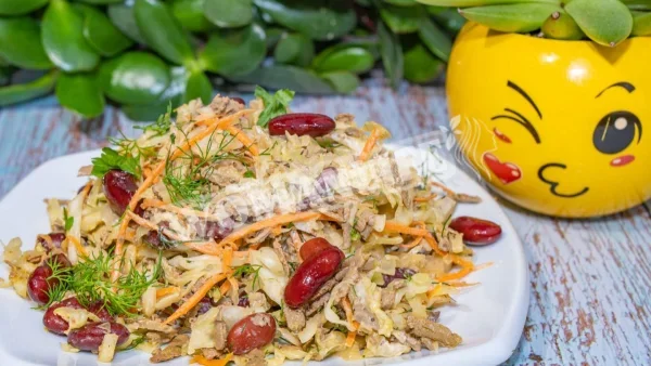 Салат з печінки з квасолею і капустою