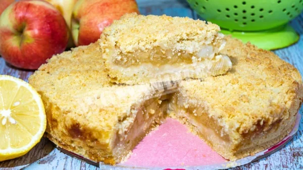 Лінивий яблучний пиріг з цукром і лимоном в духовці