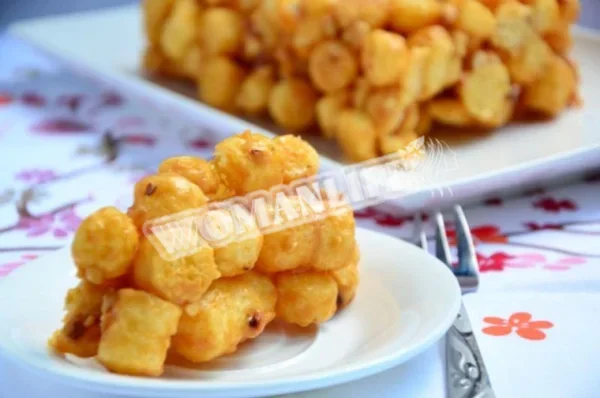 Ванільний торт з арахісом і кукурудзяними паличками