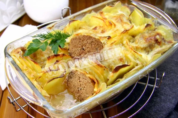 Запіканка з м'ясних котлет з скибочками картоплі і сиром