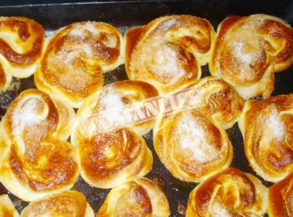 Дріжджові булочки без начинки до чаю