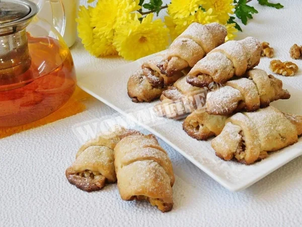 Рулетики з печива зі сметаною, медом і горіхами