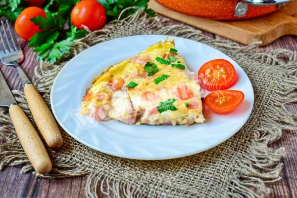 Омлет з шинкою і сиром на сковороді