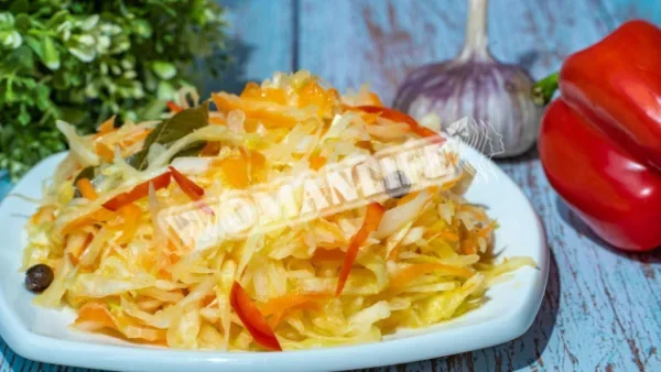 Салат з маринованої капусти з морквою і часником