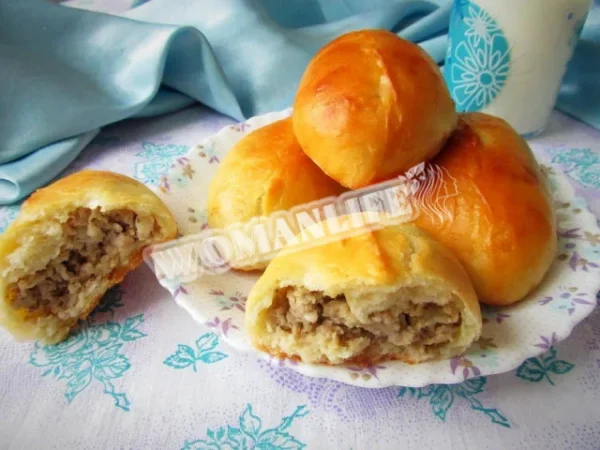 Дріжджові пиріжки з фаршем індички і картоплею в духовці