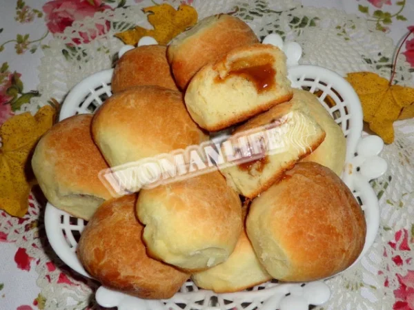Дріжджові булочки без яєць з варенковою начинкою