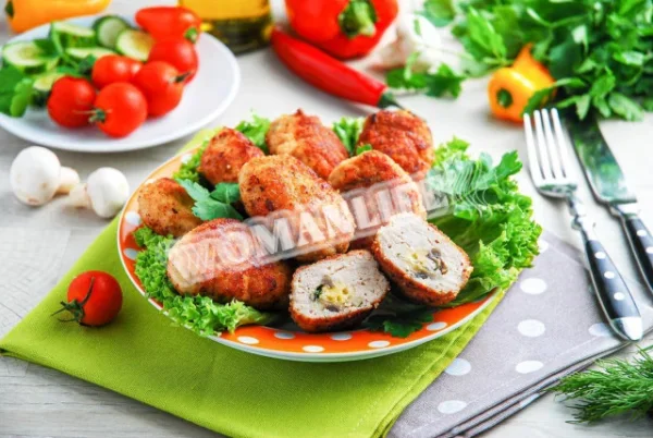 Курячі котлети з грибами і сиром на сковороді