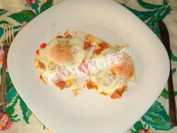 Яєчня з цибулею, помідорами та ковбасою