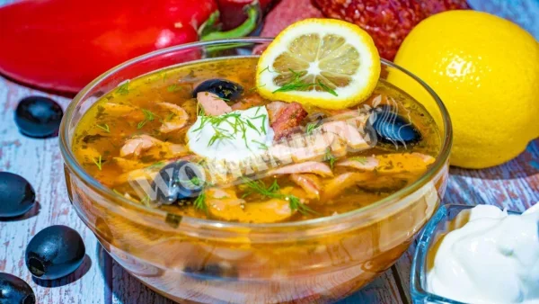 Змішана класична м'ясна солянка з копченими ковбасками