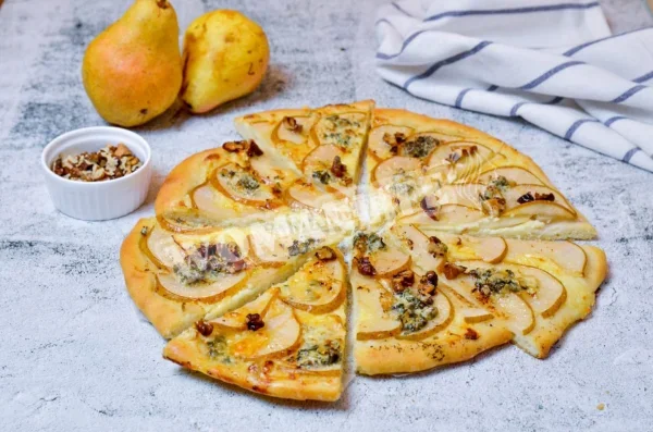 Тонка піца з блакитним сиром моцарелла та грушами