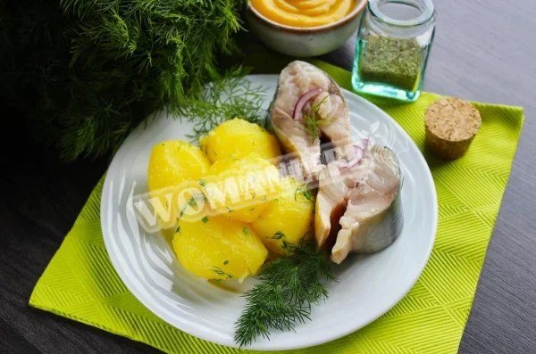 Скумбрія, маринована шматочками цибулі та оцту