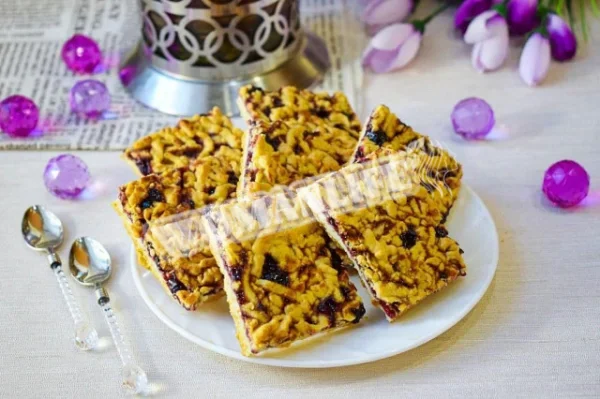 Тертий ванільний корж з маслом
