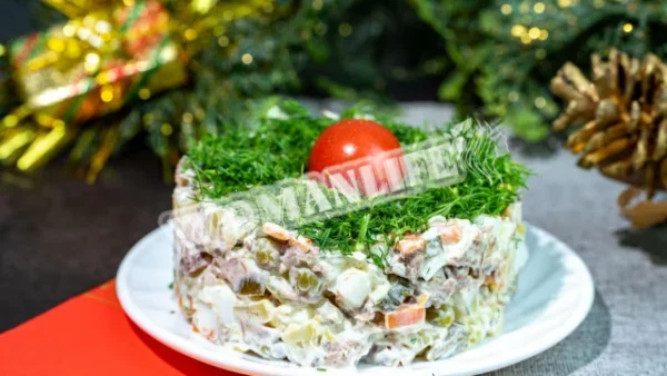 Салат олів'є з овочами і соусом з яловичини