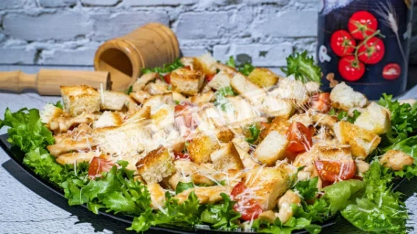 Салат «Цезар» з куркою та грінками та соусом