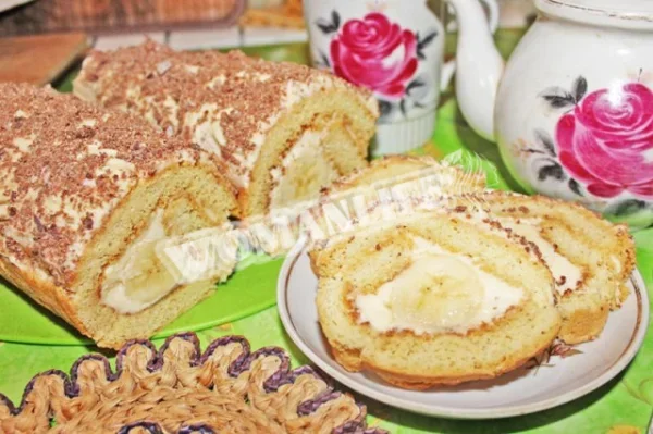 Ванільний рулет з бананом і цукерками